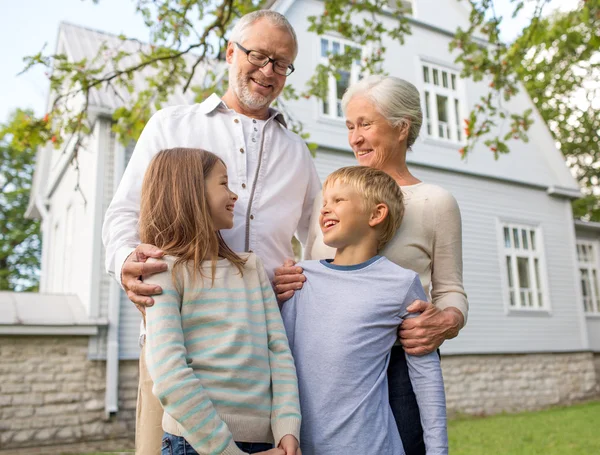 Família feliz na frente da casa ao ar livre — Fotografia de Stock