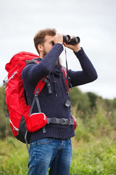 Hombre con mochila y binocular al aire libre —  Fotos de Stock