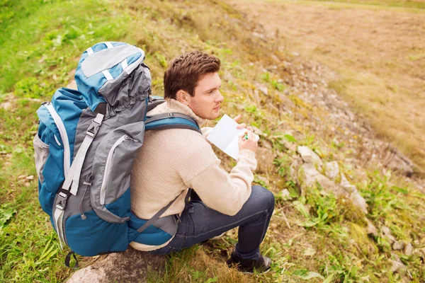 Homem com mochila caminhadas — Fotografia de Stock