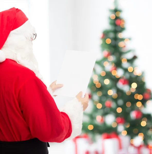 Mann im Kostüm von Weihnachtsmann mit Buchstaben — Stockfoto