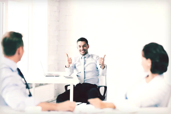 Empresario mostrando pulgares hacia arriba en la oficina — Foto de Stock