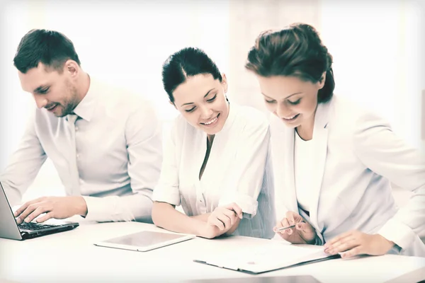 Equipe de negócios trabalhando no escritório — Fotografia de Stock