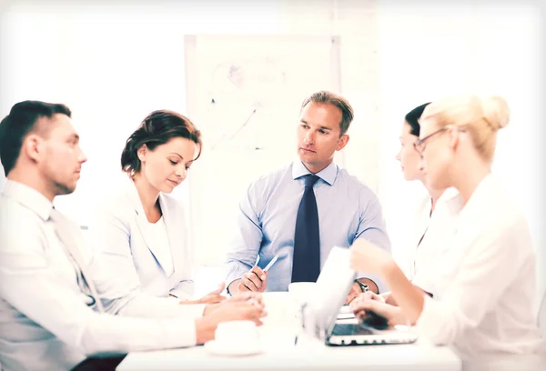 Geschäftsteam trifft sich im Büro — Stockfoto