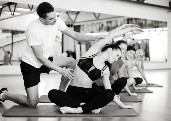 Grupp leende kvinnor stretching i gymmet — 图库照片