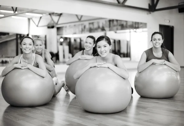 Groep mensen trainen in pilates klasse — Stockfoto