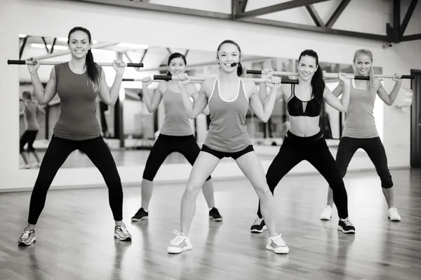 Grup gülümseyen insanların barbell ile çalışma — Stok fotoğraf