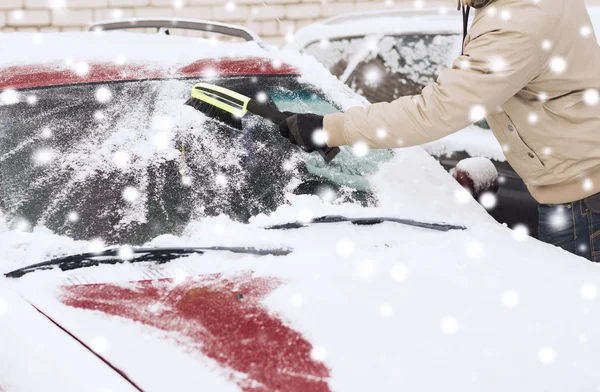 Fechar-se do homem limpando a neve do carro — Fotografia de Stock