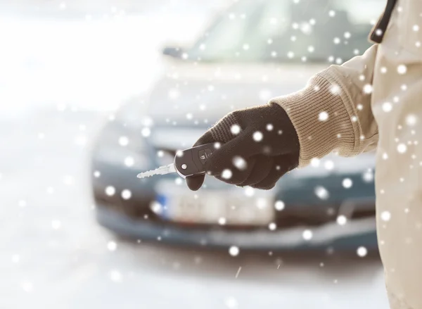 Close up de homem com chave de carro ao ar livre — Fotografia de Stock