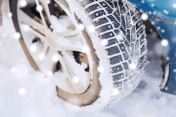 Detailní záběr na kola automobilu — Stock fotografie