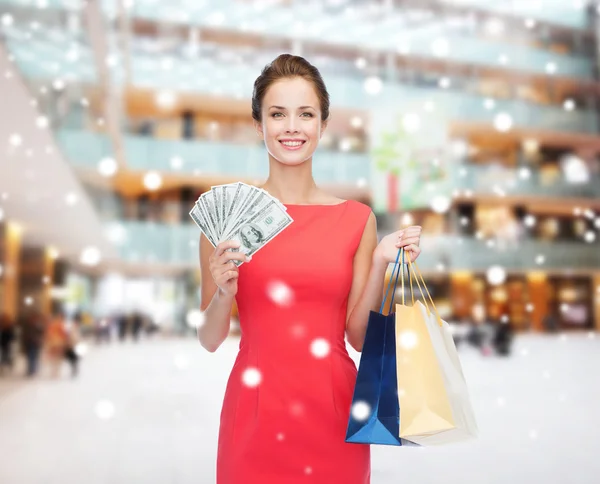 Mosolygó elegáns nő ruhát bevásárló táskák — Stock Fotó