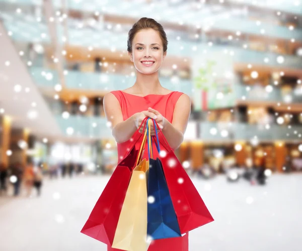 Lachende vrouw met kleurrijke shopping tassen — Stockfoto