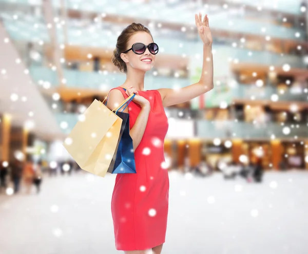 Mosolygó nő színes bevásárló táskák — Stock Fotó