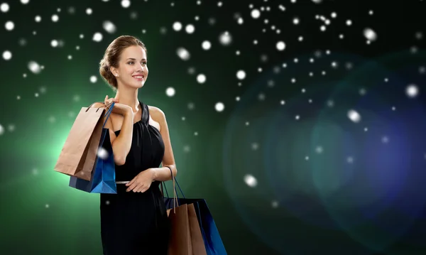 Mujer sonriente con bolsas de compras — Foto de Stock