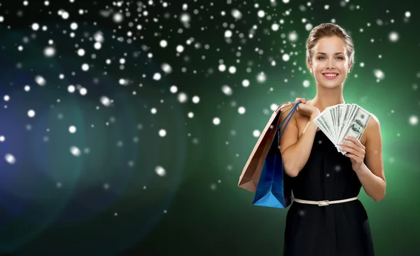 Lächelnde Frau im Kleid mit Einkaufstüten — Stockfoto