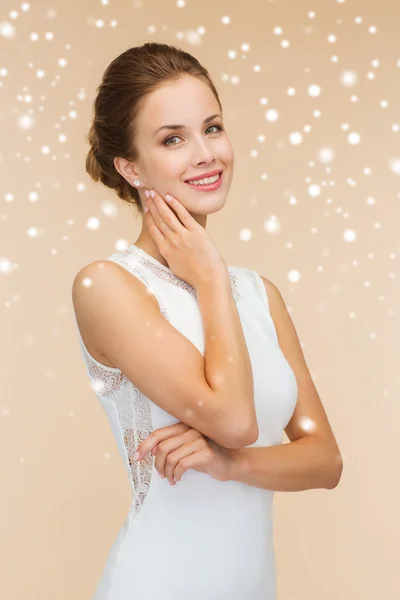 Χαμογελαστή γυναίκα στην Λευκή φόρεμα με διαμαντένιο δαχτυλίδι — Φωτογραφία Αρχείου