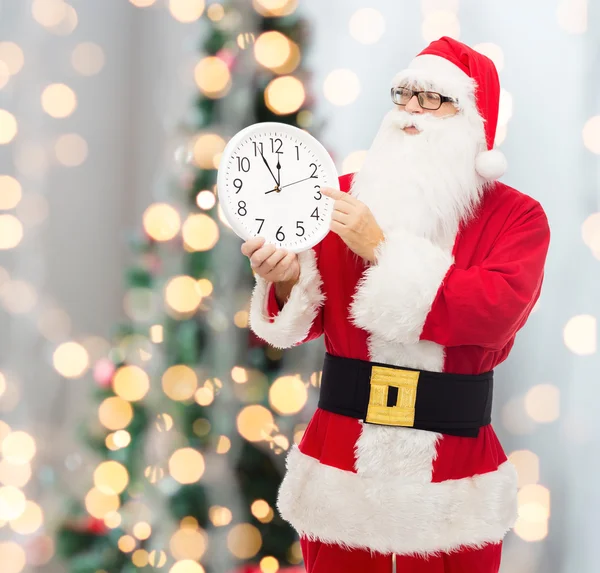 Mann im Kostüm von Weihnachtsmann mit Uhr — Stockfoto