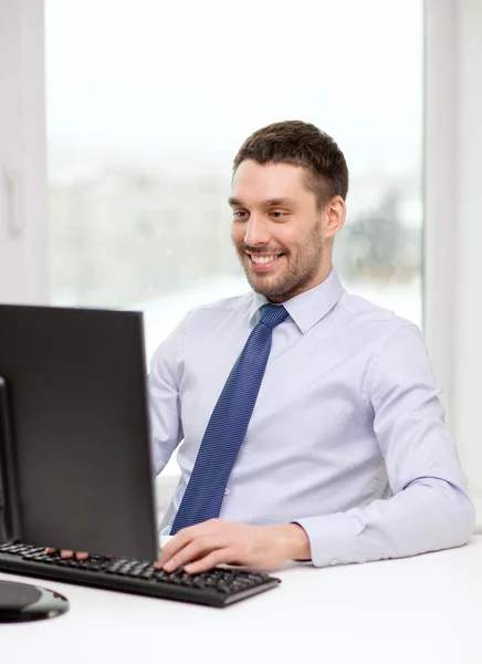 Uomo d'affari o studente sorridente con il computer — Foto Stock