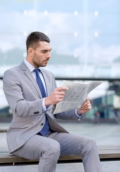 Young serious businessman newspaper outdoors — Stock Photo, Image