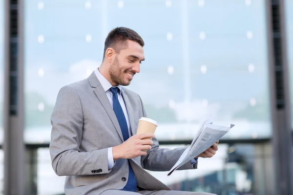 Ung affärsman med kaffe och tidning — Stockfoto