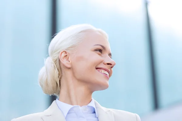 Joven mujer de negocios sonriente sobre edificio de oficinas —  Fotos de Stock