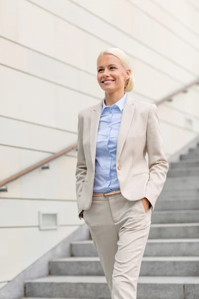 Молода усміхнена бізнес-леді йде сходами — стокове фото