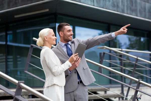 Hombres de negocios sonrientes con tableta pc al aire libre — Foto de Stock