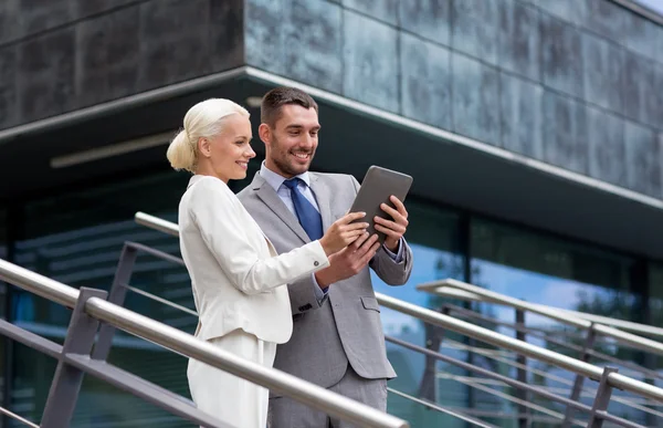 Hombres de negocios sonrientes con tableta pc al aire libre —  Fotos de Stock