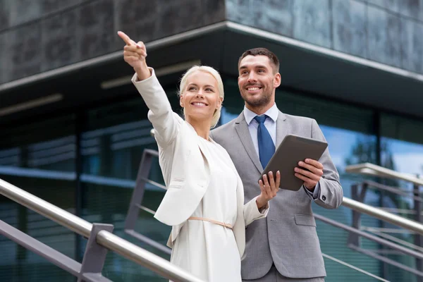 Hombres de negocios sonrientes con tableta pc al aire libre — Foto de Stock