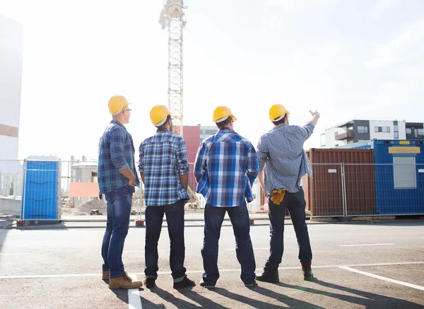 Grupp av byggare i hardhats utomhus — Stockfoto