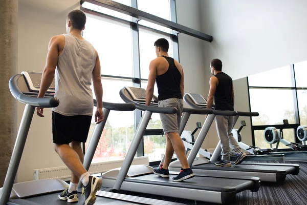 Men exercising on treadmill in gym — Stock Photo, Image