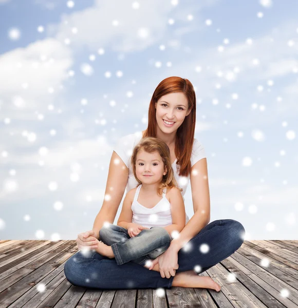 Madre feliz con niña — Foto de Stock