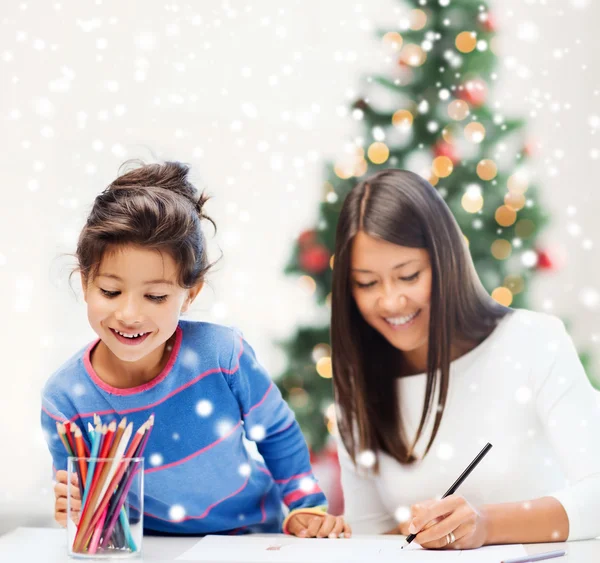 Madre e figlia con matite da colorare al chiuso Immagini Stock Royalty Free