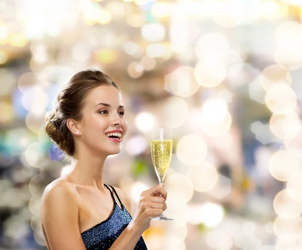 Mosolygó nő üzem üveg pezsgő — Stock Fotó