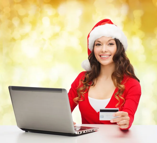 Mulher sorridente com cartão de crédito e laptop — Fotografia de Stock