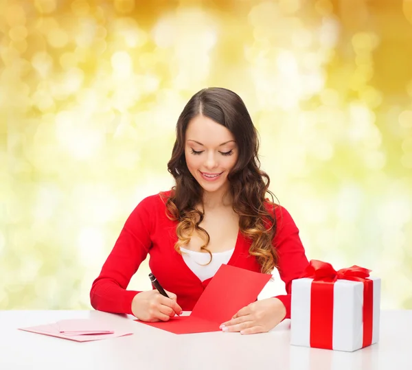 Lachende vrouw met luxe-geschenketui schrijven brief — Stockfoto