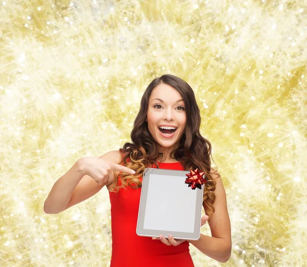 Mujer sonriente en vestido rojo con tableta pc — Foto de Stock