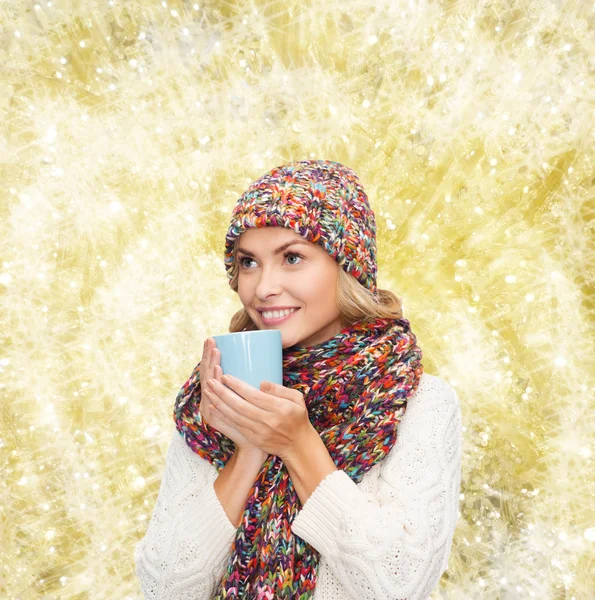 Sorrindo jovem mulher em roupas de inverno com copo — Fotografia de Stock