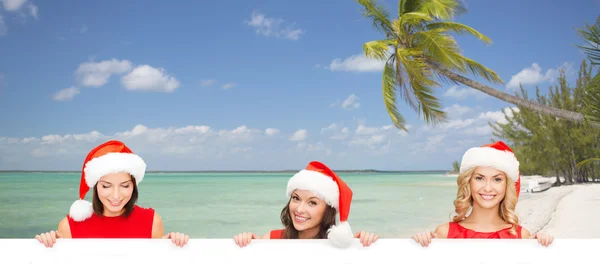 Mujeres en sombrero ayudante de santa con pizarra blanca en blanco — Foto de Stock