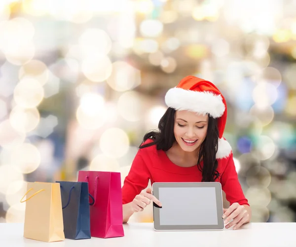 Smiling woman with shopping bags and tablet pc — Stock Photo, Image