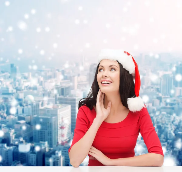 Mujer sonriente en sombrero de ayudante de santa —  Fotos de Stock