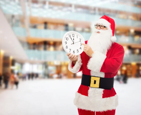 Man in kostuum van de kerstman met klok — Stockfoto