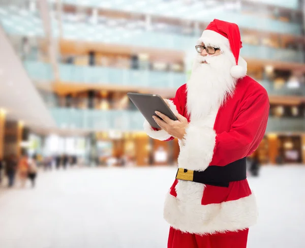 Mann im Weihnachtsmannkostüm mit Tablet-PC — Stockfoto