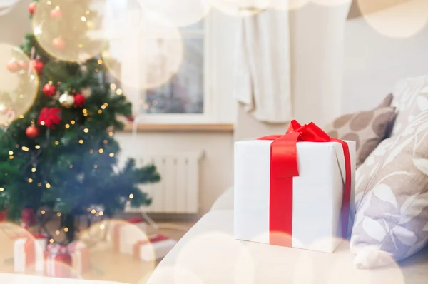 Geschenkbox im heimischen Reisebus — Stockfoto