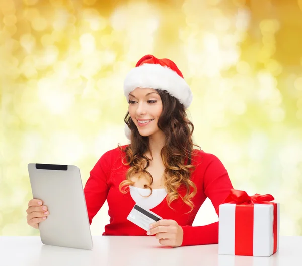 Mujer sonriente con tarjeta de crédito y tableta PC —  Fotos de Stock