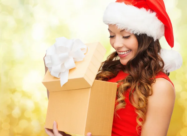 Mujer sonriente en vestido rojo con caja de regalo — Foto de Stock