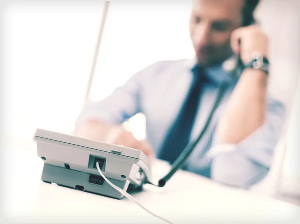 Bonito homem de negócios falando ao telefone — Fotografia de Stock