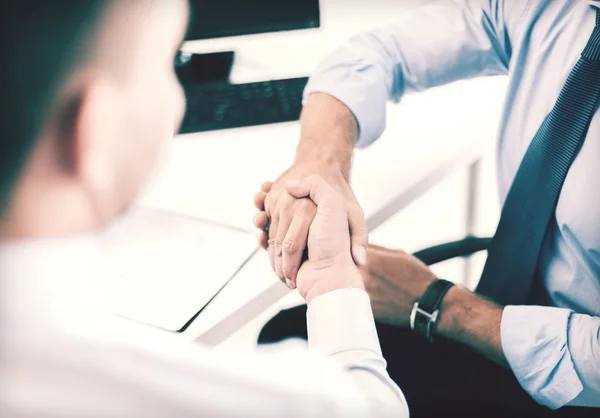 Hombres de negocios estrechando la mano en la oficina — Foto de Stock