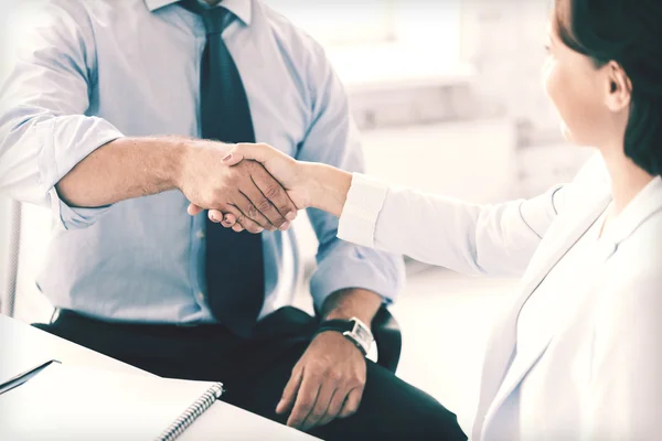 Gente de negocios estrechando la mano en la oficina — Foto de Stock