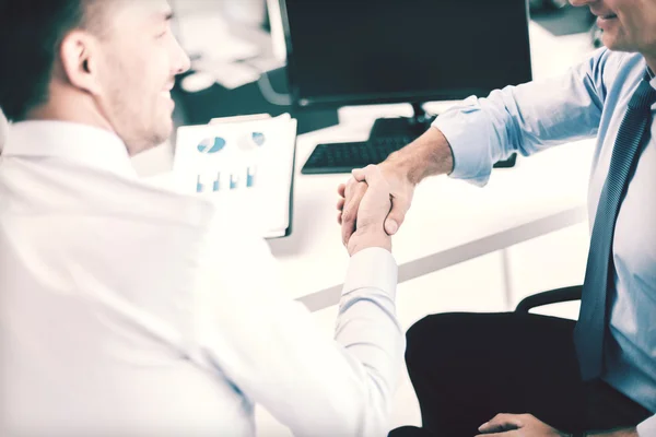 Hombres de negocios estrechando la mano en la oficina — Foto de Stock