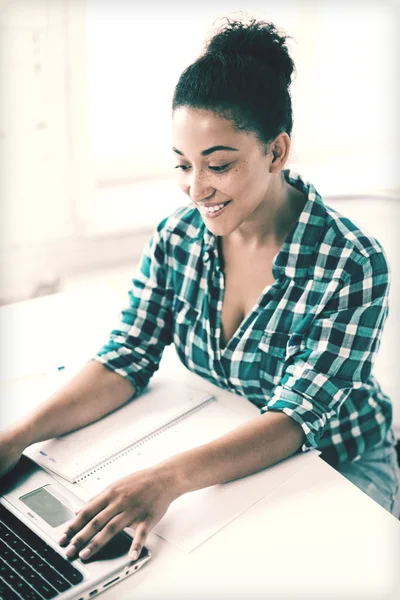 Internationale student meisje met laptop op school — Stockfoto